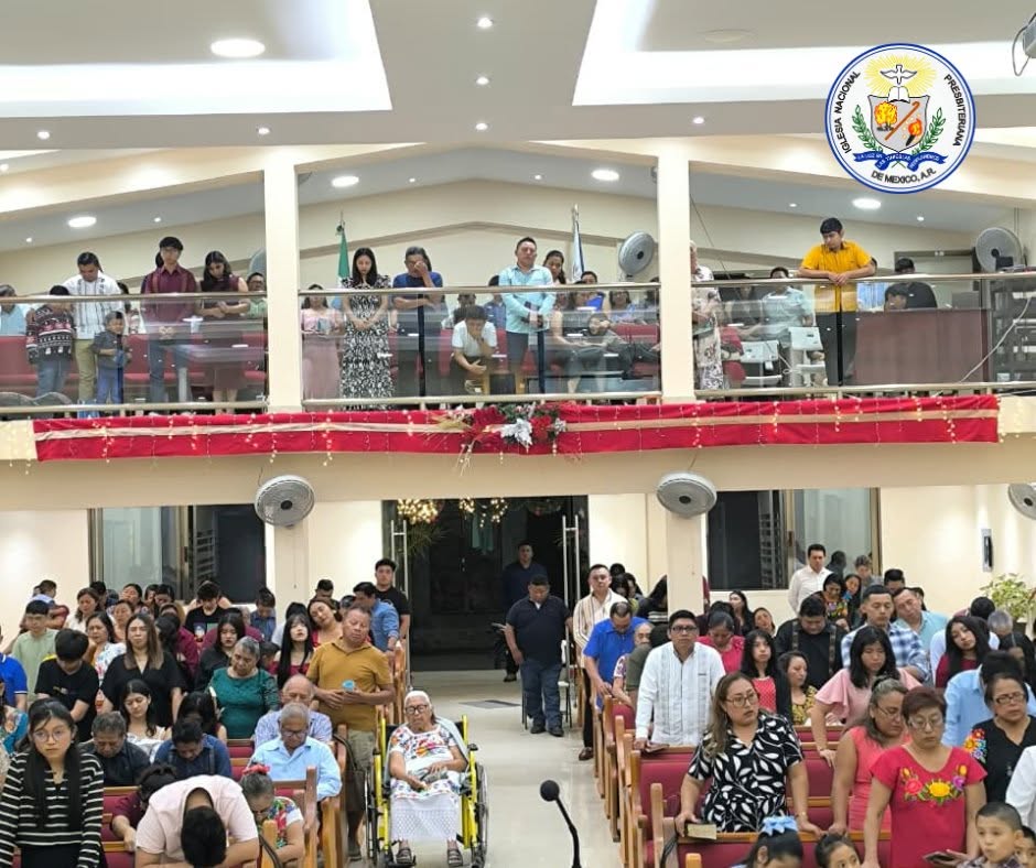 Congregación reunida en oración durante el culto