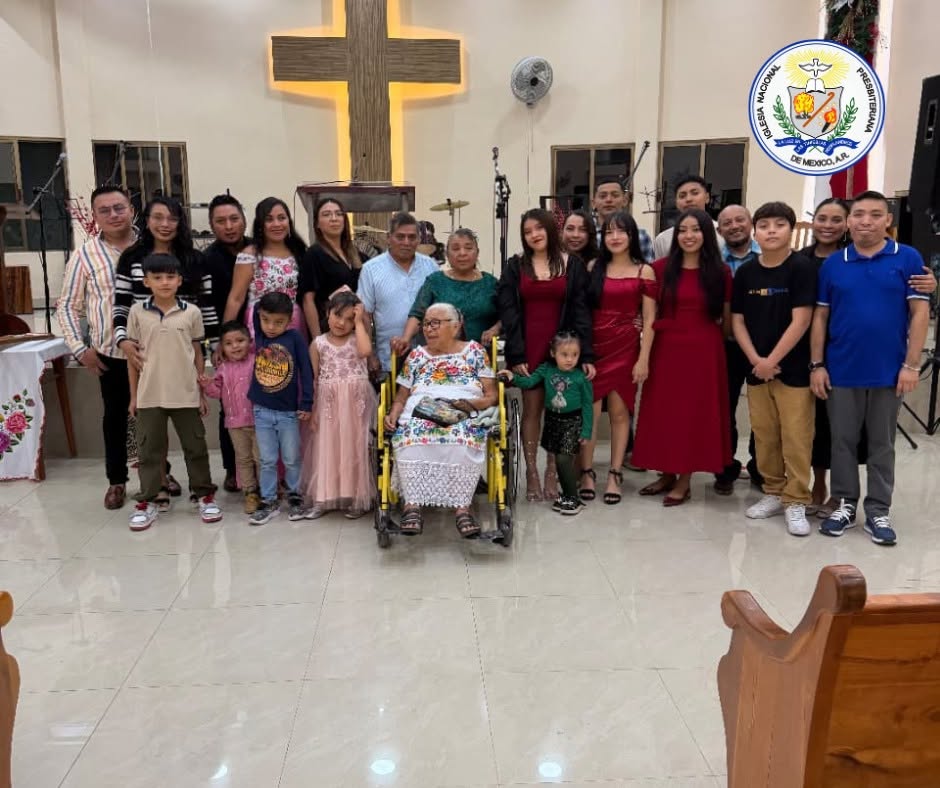 Familias de la congregación frente a la cruz