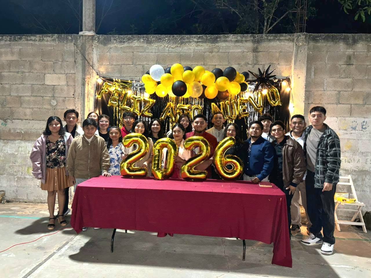 Jóvenes celebrando el Año Nuevo 2026
