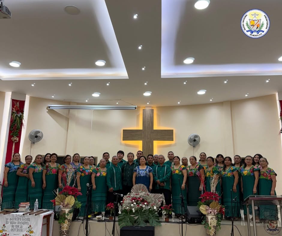 Coro de la iglesia en traje típico frente a la cruz
