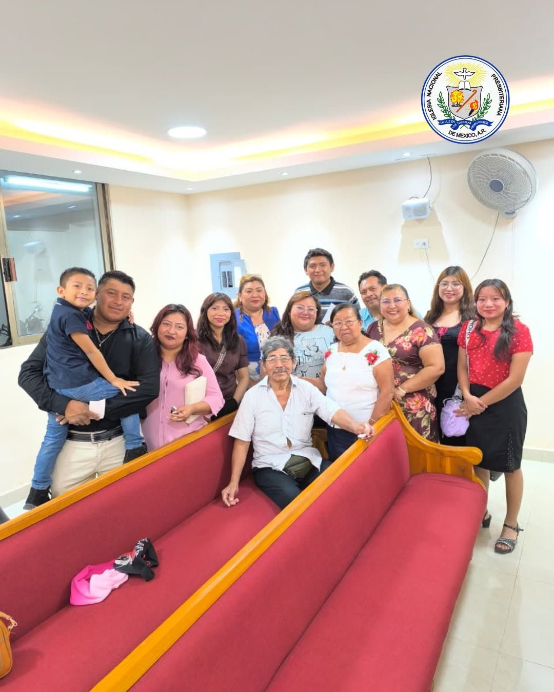 Hermanos de la congregación reunidos después del culto