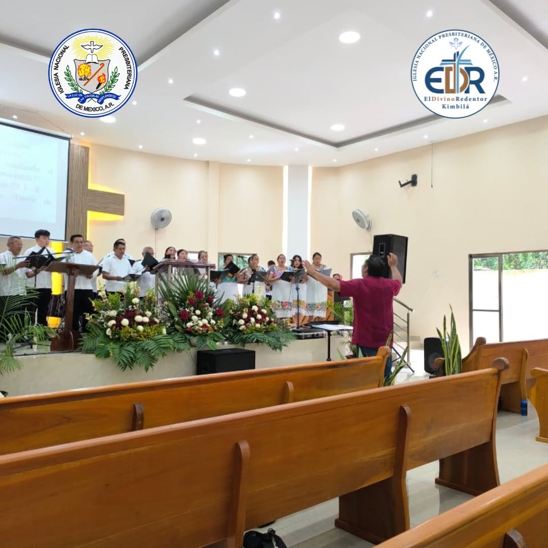 Coro de la iglesia ministrando durante el culto