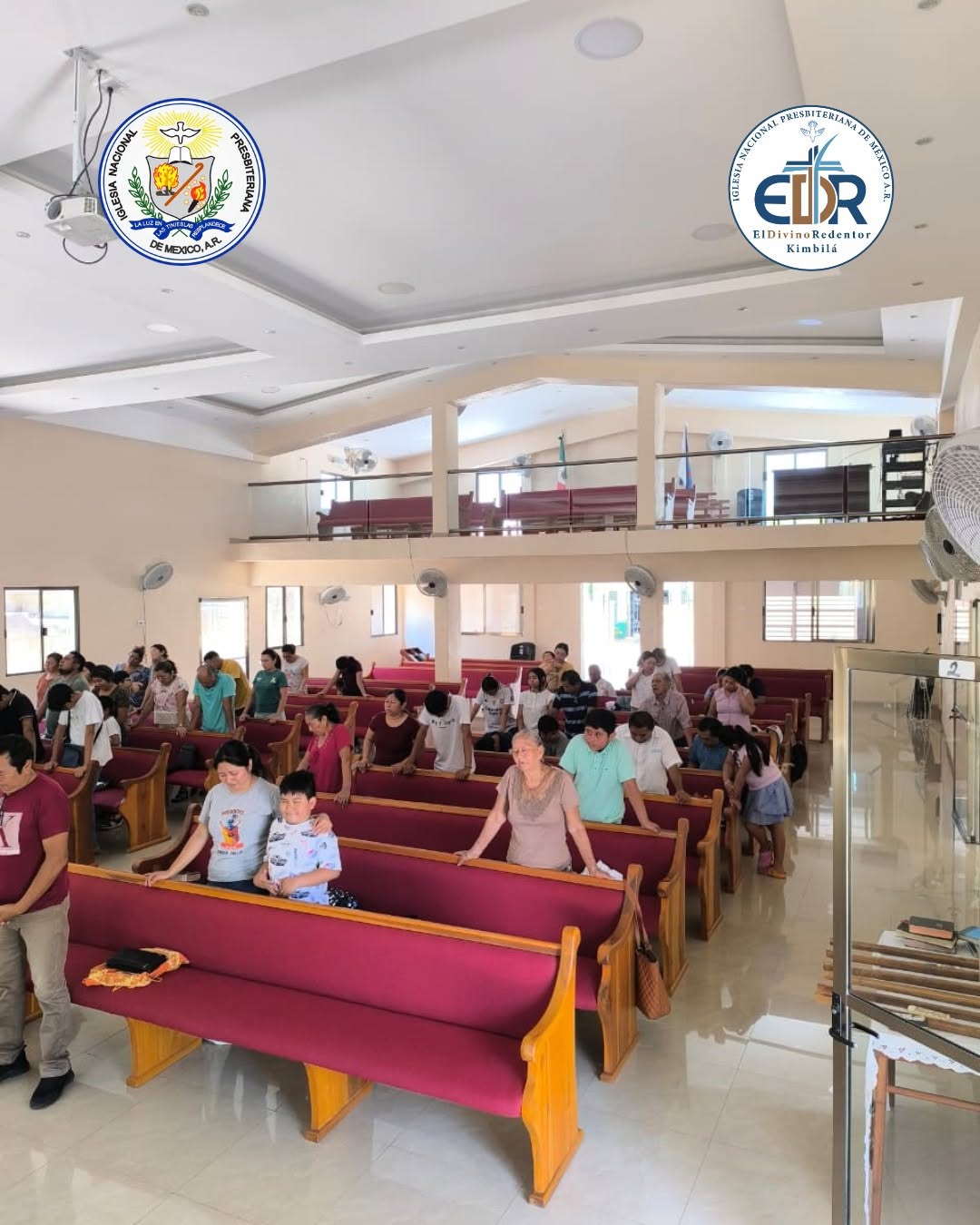 Momento de oración en el culto dominical